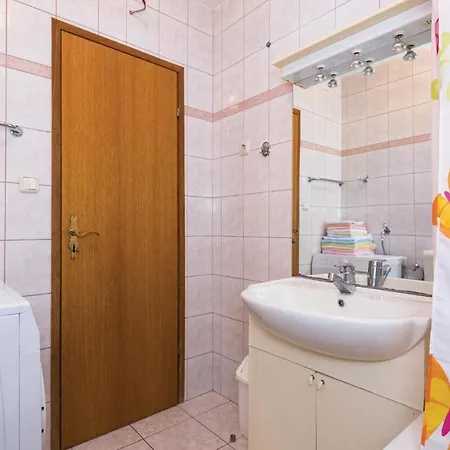 3 Bedroom Amazing In Apartment *