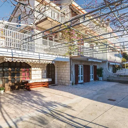 3 Bedroom Amazing In Apartment *