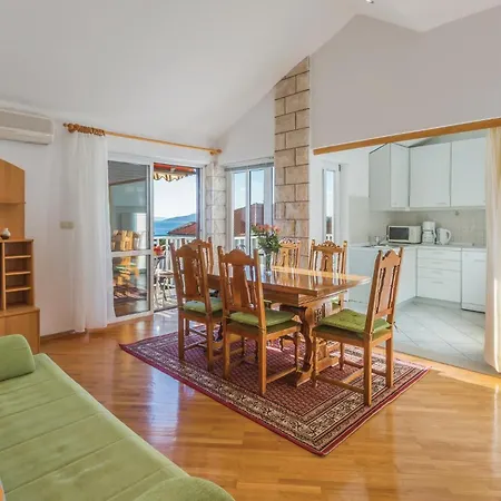 3 Bedroom Amazing In Apartment Makarska
